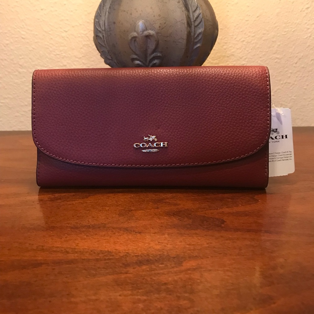 ⬇️ NWT Coach checkbook Wallet